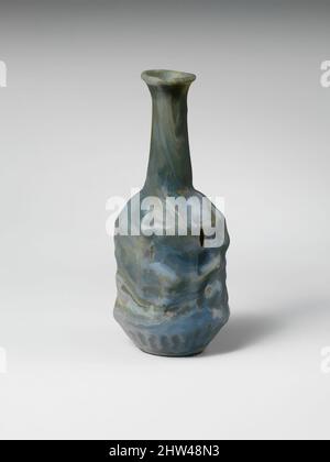 Kunst inspiriert von Glas sechseckige Flasche, frühe Imperial, Julio-Claudian, 1. Hälfte des 1.. Jahrhunderts n. Chr., Roman, Glas; geblasen in einer dreiteiligen Form, H.: 3 3/8 x 1 1/2 x 3/4 Zoll (8,6 x 3,8 x 1,9 cm), Glas, streifenhaft opak gräulich hellblau, einige Streifen erscheinen weiß und dunkelgrünlich, Classic Works modernisiert von Artotop mit einem Schuss Moderne. Formen, Farbe und Wert, auffällige visuelle Wirkung auf Kunst. Emotionen durch Freiheit von Kunstwerken auf zeitgemäße Weise. Eine zeitlose Botschaft, die eine wild kreative neue Richtung verfolgt. Künstler, die sich dem digitalen Medium zuwenden und die Artotop NFT erschaffen Stockfoto