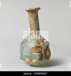 Kunst inspiriert von Glas sechseckige Flasche, frühe Imperial, Julio-Claudian, 1. Hälfte des 1.. Jahrhunderts n. Chr., römisch, Glas; Schimmel geblasen, H.: 4 1/8 x 2 1/2 x 1 x 1 1/2 Zoll (10,5 x 6,4 x 2,5 x 3,8 cm), Glas, lichtdurchlässig blaugrün, dicker Rand, ausgeklappt, Rund, und in; hohen zylindrischen Hals, Classic Works modernisiert von Artotop mit einem Spritzer der Modernität. Formen, Farbe und Wert, auffällige visuelle Wirkung auf Kunst. Emotionen durch Freiheit von Kunstwerken auf zeitgemäße Weise. Eine zeitlose Botschaft, die eine wild kreative neue Richtung verfolgt. Künstler, die sich dem digitalen Medium zuwenden und die Artotop NFT erschaffen Stockfoto