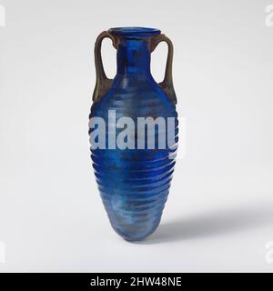 Kunst inspiriert von Glas Amphoriskos mit horizontalen Rippen, frühes Imperial, 2. Hälfte des 1.. Jahrhunderts n. Chr., römisch, Glas; geblasen in einer zweiteiligen Form, H. 4 5/16 Zoll (11 cm); Durchmesser 1 13/16 Zoll (4,6 cm), Glas, lichtdurchlässiges Kobaltblau, mit Griffen in einer halbopaken Mischung aus Blau, Weiß, und, Classic Works modernisiert von Artotop mit einem Schuss Moderne. Formen, Farbe und Wert, auffällige visuelle Wirkung auf Kunst. Emotionen durch Freiheit von Kunstwerken auf zeitgemäße Weise. Eine zeitlose Botschaft, die eine wild kreative neue Richtung verfolgt. Künstler, die sich dem digitalen Medium zuwenden und die Artotop NFT erschaffen Stockfoto