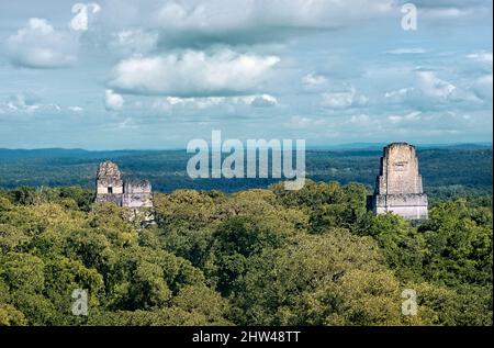 Die Tempel I, II und III ragen im Tikal National Park, Petén, Guatemala, über den Dschungel Stockfoto