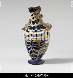 Kunst inspiriert von Glas-Amphoriskos (Parfümflasche), hellenistisch, 2.–1. Jahrhundert v. Chr., Griechisch, Östliches Mittelmeer, Glas; kernförmig, Gruppe III, H.: 4 1/2 Zoll (11,4 cm), Glas, lichtdurchlässig kobaltblau, mit gleichfarbigem Pad-Sockel und farblosen Griffen; Trails in opak-gelb und, Classic Works modernisiert von Artotop mit einem Schuss Moderne. Formen, Farbe und Wert, auffällige visuelle Wirkung auf Kunst. Emotionen durch Freiheit von Kunstwerken auf zeitgemäße Weise. Eine zeitlose Botschaft, die eine wild kreative neue Richtung verfolgt. Künstler, die sich dem digitalen Medium zuwenden und die Artotop NFT erschaffen Stockfoto