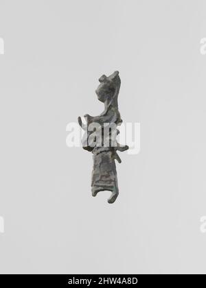 Kunst inspiriert von der Hauptfigur einer Göttin mit Speer und Aegis, wahrscheinlich Athene, archaisch, 6.–5. Jahrhundert v. Chr., griechisch, Lakonisch, Blei, Höhe: 1 7/16 Zoll (3,6 cm), Verschiedenes-Blei, kleine flache Votivfiguren aus Bleiguss wurden in großen Mengen in den antiken Heiligtümern gefunden, klassische Werke, die von Artotop mit einem Schuss Moderne modernisiert wurden. Formen, Farbe und Wert, auffällige visuelle Wirkung auf Kunst. Emotionen durch Freiheit von Kunstwerken auf zeitgemäße Weise. Eine zeitlose Botschaft, die eine wild kreative neue Richtung verfolgt. Künstler, die sich dem digitalen Medium zuwenden und die Artotop NFT erschaffen Stockfoto