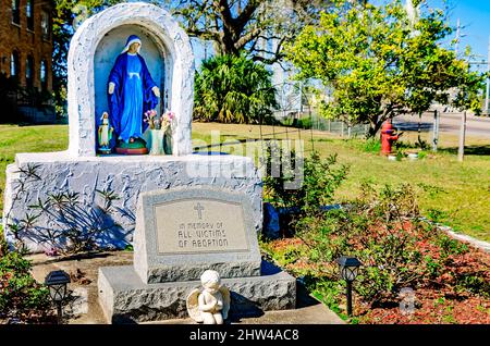 In der katholischen Kirche St. Margaret in Bayou La Batre, Alabama, steht neben einem Denkmal für die Opfer der Abtreibung eine Statue der Jungfrau Maria. Stockfoto