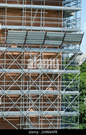 Gebäude: Gerüste im Bau jedes Detail wird überprüft, für die Sicherheit der Arbeitnehmer bei der Arbeit. Alles aus verzinktem Stahl: Steinschutz, Ständer, Stockfoto