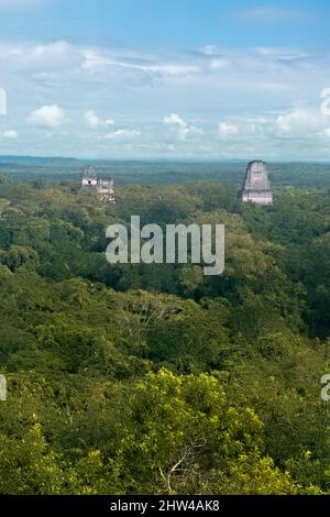 Die Tempel I, II und III ragen im Tikal National Park, Petén, Guatemala, über den Dschungel Stockfoto