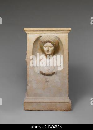 Kunst inspiriert von Marmoraltar von Cominia Tyche, Flavian oder Trajanic, ca. 90–100 n. Chr., Roman, Marmor, H. 40 Zoll (101,6 cm), Steinskulptur, der Name dieser Frau ist aus der Inschrift unter dem Porträt bekannt, die lautet: "Den Geistern der Toten. Zu den heiligsten Cominia, Classic Works modernisiert von Artotop mit einem Schuss Moderne. Formen, Farbe und Wert, auffällige visuelle Wirkung auf Kunst. Emotionen durch Freiheit von Kunstwerken auf zeitgemäße Weise. Eine zeitlose Botschaft, die eine wild kreative neue Richtung verfolgt. Künstler, die sich dem digitalen Medium zuwenden und die Artotop NFT erschaffen Stockfoto