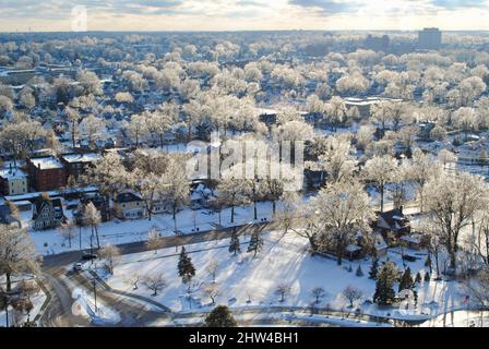 Eisbedeckte Bäume und Häuser nach Eissturm und Glatteisregen im Februar 2022 in Lakewood, Nordost-Ohio, USA Stockfoto