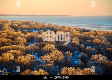 Eisbedeckte Bäume und Häuser nach Eissturm und Glatteisregen im Februar 2022 in Lakewood, Nordost-Ohio, USA Stockfoto