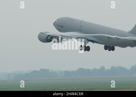 Warme, feuchte Luft bietet eine ideale atmosphärische Bedingung, bei der der Nachwirbel sichtbar ist, wenn er am 9. September 2009 von den Flügeln einer US Air Force KC-135 der Iowa Air National Guard beim Start in Sioux City, Iowa, strömt. Foto der US Air National Guard, Meister Sgt. Vincent De Groot 185. ARW Wing PA Stockfoto