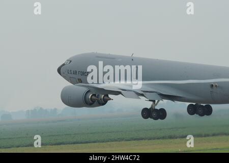 Warme, feuchte Luft bietet eine ideale atmosphärische Bedingung, bei der der Nachwirbel sichtbar ist, wenn er am 9. September 2009 von den Flügeln einer US Air Force KC-135 der Iowa Air National Guard beim Start in Sioux City, Iowa, strömt. Foto der US Air National Guard, Meister Sgt. Vincent De Groot 185. ARW Wing PA Stockfoto