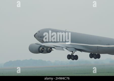 Warme, feuchte Luft bietet eine ideale atmosphärische Bedingung, bei der der Nachwirbel sichtbar ist, wenn er am 9. September 2009 von den Flügeln einer US Air Force KC-135 der Iowa Air National Guard beim Start in Sioux City, Iowa, strömt. Foto der US Air National Guard, Meister Sgt. Vincent De Groot 185. ARW Wing PA Stockfoto