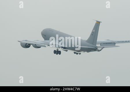 Warme, feuchte Luft bietet eine ideale atmosphärische Bedingung, bei der der Nachwirbel sichtbar ist, wenn er am 9. September 2009 von den Flügeln einer US Air Force KC-135 der Iowa Air National Guard beim Start in Sioux City, Iowa, strömt. Foto der US Air National Guard, Meister Sgt. Vincent De Groot 185. ARW Wing PA Stockfoto