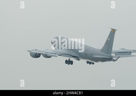 Warme, feuchte Luft bietet eine ideale atmosphärische Bedingung, bei der der Nachwirbel sichtbar ist, wenn er am 9. September 2009 von den Flügeln einer US Air Force KC-135 der Iowa Air National Guard beim Start in Sioux City, Iowa, strömt. Foto der US Air National Guard, Meister Sgt. Vincent De Groot 185. ARW Wing PA Stockfoto