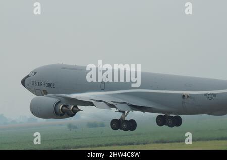 Warme, feuchte Luft bietet eine ideale atmosphärische Bedingung, bei der der Nachwirbel sichtbar ist, wenn er am 9. September 2009 von den Flügeln einer US Air Force KC-135 der Iowa Air National Guard beim Start in Sioux City, Iowa, strömt. Foto der US Air National Guard, Meister Sgt. Vincent De Groot 185. ARW Wing PA Stockfoto