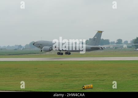 Warme, feuchte Luft bietet eine ideale atmosphärische Bedingung, bei der der Nachwirbel sichtbar ist, wenn er am 9. September 2009 von den Flügeln einer US Air Force KC-135 der Iowa Air National Guard beim Start in Sioux City, Iowa, strömt. Foto der US Air National Guard, Meister Sgt. Vincent De Groot 185. ARW Wing PA Stockfoto