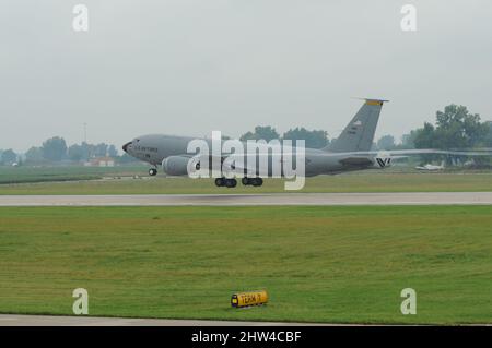 Warme, feuchte Luft bietet eine ideale atmosphärische Bedingung, bei der der Nachwirbel sichtbar ist, wenn er am 9. September 2009 von den Flügeln einer US Air Force KC-135 der Iowa Air National Guard beim Start in Sioux City, Iowa, strömt. Foto der US Air National Guard, Meister Sgt. Vincent De Groot 185. ARW Wing PA Stockfoto