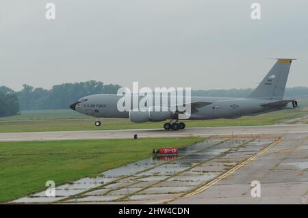 Warme, feuchte Luft bietet eine ideale atmosphärische Bedingung, bei der der Nachwirbel sichtbar ist, wenn er am 9. September 2009 von den Flügeln einer US Air Force KC-135 der Iowa Air National Guard beim Start in Sioux City, Iowa, strömt. Foto der US Air National Guard, Meister Sgt. Vincent De Groot 185. ARW Wing PA Stockfoto