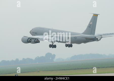 Warme, feuchte Luft bietet eine ideale atmosphärische Bedingung, bei der der Nachwirbel sichtbar ist, wenn er am 9. September 2009 von den Flügeln einer US Air Force KC-135 der Iowa Air National Guard beim Start in Sioux City, Iowa, strömt. Foto der US Air National Guard, Meister Sgt. Vincent De Groot 185. ARW Wing PA Stockfoto