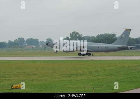 Warme, feuchte Luft bietet eine ideale atmosphärische Bedingung, bei der der Nachwirbel sichtbar ist, wenn er am 9. September 2009 von den Flügeln einer US Air Force KC-135 der Iowa Air National Guard beim Start in Sioux City, Iowa, strömt. Foto der US Air National Guard, Meister Sgt. Vincent De Groot 185. ARW Wing PA Stockfoto