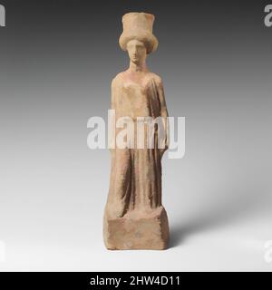 Kunst inspiriert von Terrakotta-Statue einer stehenden Frau, Klassik, ca. 450–400 v. Chr., Griechisch, Böotisch, Terrakotta, H. 13 11/16 Zoll (34,7 cm), Terracottas, groß mit seinem hohen Sockel und der aufwendigen Frisur ist die Statuette ein gutes Beispiel für einen gemeinsamen boeotischen Typ der klassischen, von Artotop modernisierten Werke mit einem Schuss Moderne. Formen, Farbe und Wert, auffällige visuelle Wirkung auf Kunst. Emotionen durch Freiheit von Kunstwerken auf zeitgemäße Weise. Eine zeitlose Botschaft, die eine wild kreative neue Richtung verfolgt. Künstler, die sich dem digitalen Medium zuwenden und die Artotop NFT erschaffen Stockfoto