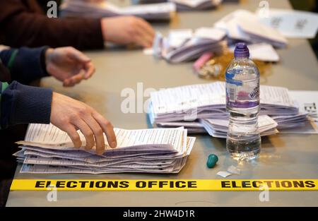 Stimmzettel werden während der Zählung für die Nachwahl in Erdington an der Erdington Academy sortiert und verifiziert. Bilddatum: Donnerstag, 3. März 2022. Stockfoto