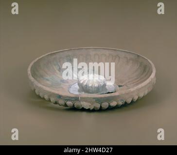 Kunst inspiriert von Silver phiale (Libation Bowl), archaisch, Ende 7. oder Anfang 6. Jahrhundert v. Chr., Ostgriechisch, vielleicht Rhodian, Silber, Gold, Durchmesser: 21,92 cm, Gold und Silber, Classic Works modernisiert von Artotop mit einem Schuss Moderne. Formen, Farbe und Wert, auffällige visuelle Wirkung auf Kunst. Emotionen durch Freiheit von Kunstwerken auf zeitgemäße Weise. Eine zeitlose Botschaft, die eine wild kreative neue Richtung verfolgt. Künstler, die sich dem digitalen Medium zuwenden und die Artotop NFT erschaffen Stockfoto