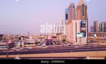 DUBAI, VAE - 2017. Oktober: Stau an der Sheikh Zayed Road in Dubai. Donnerstag- und Freitagabend sind die belebtesten in Dubai, da es der letzte Tag der ist Stockfoto