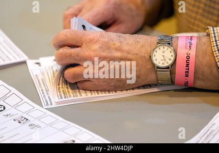 Stimmzettel werden während der Zählung für die Nachwahl in Erdington an der Erdington Academy sortiert und verifiziert. Bilddatum: Donnerstag, 3. März 2022. Stockfoto