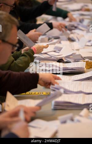Stimmzettel werden während der Zählung für die Nachwahl in Erdington an der Erdington Academy sortiert und verifiziert. Bilddatum: Donnerstag, 3. März 2022. Stockfoto