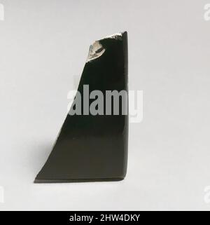 Kunst inspiriert von Glas monochromen Inlay Fragment, frühen Imperial, Julio-Claudian, 1. Hälfte des 1.. Jahrhunderts n. Chr., Roman, Glas; Guss, andere: 2 x 3 3/16 Zoll (5 x 8,1 cm), Glas, Fragment von Revetment Plaque., Durchscheinend tiefviolett, schwarz erscheinend., flache Einlage, quadratisch oder rechteckig, Klassische Werke, die von Artotop mit einem Hauch von Moderne modernisiert wurden. Formen, Farbe und Wert, auffällige visuelle Wirkung auf Kunst. Emotionen durch Freiheit von Kunstwerken auf zeitgemäße Weise. Eine zeitlose Botschaft, die eine wild kreative neue Richtung verfolgt. Künstler, die sich dem digitalen Medium zuwenden und die Artotop NFT erschaffen Stockfoto