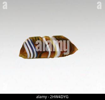 Kunst inspiriert von Mosaikglas geripptes Schalenfragment, frühes Imperium, Ende des 1.. Jahrhunderts v. Chr.–Anfang des 1.. Jahrhunderts n. Chr., römisch, Glas; gegossen, andere: 5/8 x 1 9/16 Zoll (1,5 x 4 cm), Glas, Körperfragment, Transluzent honigbraun, kobaltblau, Und opakes Weiß., Convex geschwungene seitliche Verjüngerung, Classic Works modernisiert von Artotop mit einem Schuss Modernität. Formen, Farbe und Wert, auffällige visuelle Wirkung auf Kunst. Emotionen durch Freiheit von Kunstwerken auf zeitgemäße Weise. Eine zeitlose Botschaft, die eine wild kreative neue Richtung verfolgt. Künstler, die sich dem digitalen Medium zuwenden und die Artotop NFT erschaffen Stockfoto