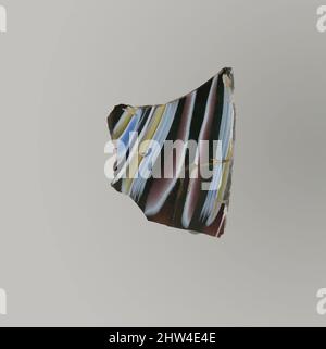 Kunst inspiriert von Glasmosaik geripptes Schalenfragment, frühes Imperium, Ende des 1.. Jahrhunderts v. Chr.–Anfang des 1.. Jahrhunderts n. Chr., römisch, Glas; gegossen, andere: 1 1/4 x 1 5/8 Zoll (3,3 x 4,1 cm), Glas, Körperfragment, Durchscheinendes Lila, Blau, Opakes Weiß und Gelb., Teil der Seite, oben nach außen aufflackend, Classic Works modernisiert von Artotop mit einem Schuss Moderne. Formen, Farbe und Wert, auffällige visuelle Wirkung auf Kunst. Emotionen durch Freiheit von Kunstwerken auf zeitgemäße Weise. Eine zeitlose Botschaft, die eine wild kreative neue Richtung verfolgt. Künstler, die sich dem digitalen Medium zuwenden und die Artotop NFT erschaffen Stockfoto