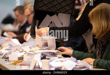 Stimmzettel werden während der Zählung für die Nachwahl in Erdington an der Erdington Academy sortiert und verifiziert. Bilddatum: Donnerstag, 3. März 2022. Stockfoto