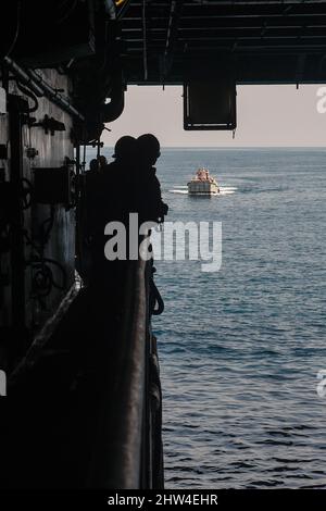 GOLF VON THAILAND (FEB 28, 2022) Ein Landungsfahrzeug und -Personal der thailändischen Marine bereitet sich darauf vor, während der Cobra Gold 22 das Brunnendeck des amphibischen Transportschiffes USS Green Bay (LPD 20) zu betreten. Cobra Gold 22 ist die 41.-Iteration der Übung und bestätigt das Engagement der USA für die US-thailändische Allianz durch Operationen, die Anleihen stärken, Interoperabilität aufbauen, taktische Fähigkeiten verbessern und Know-how austauschen. Green Bay, Teil der USS America (LHA 6) Amphibious Ready Group, sowie die 31. Marine Expeditionary Unit (MEU), sind Teil der Task Force 76 CO Stockfoto