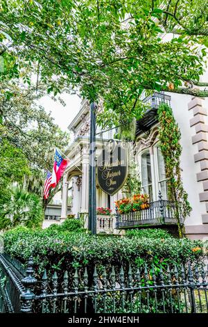 SAVANNAH, GEORGIA - 26. Oktober 2021: Savannah ist die älteste Stadt Georgiens. Von der historischen Architektur und Parks bis zu Flussbootfahrten, Savannah Stockfoto