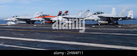 220302-N-LY692-1046 PAZIFISCHER OZEAN (MÄRZ 02, 2022) F/A-18F Super Hornets und ein F/A-18E Super Hornet, vom Carrier Air Wing (CVW) 17, ruhen auf dem Flugdeck des Flugzeugträgers USS Nimitz (CVN68). Nimitz führt derzeit Routineoperationen durch. (USA Navy Foto von Mass Communication Specialist 3. Class Jared Mancuso) Stockfoto