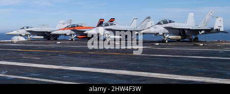 220302-N-LY692-1046 PAZIFISCHER OZEAN (MÄRZ 02, 2022) F/A-18F Super Hornets und ein F/A-18E Super Hornet, vom Carrier Air Wing (CVW) 17, ruhen auf dem Flugdeck des Flugzeugträgers USS Nimitz (CVN68). Nimitz führt derzeit Routineoperationen durch. (USA Navy Foto von Mass Communication Specialist 3. Class Jared Mancuso) Stockfoto