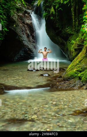 Kleiner Wasserfall im Nebelwaldreservat Nambillo, in der Nähe von San Carlos, Pinchincha, Ecuador an einem bewölkten Tag. Stockfoto