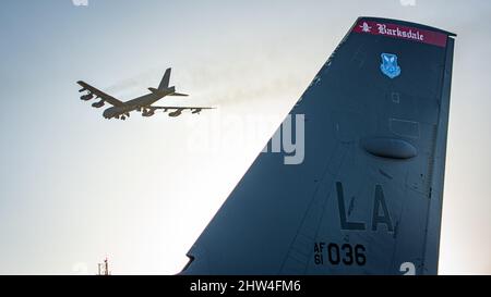 Eine B-52H-Stratofortress hebt vor einer statischen B-52H-Stratofortress zur Unterstützung einer Bomber Task Force-Mission auf der Andersen Air Force Base, Guam, 21. Februar 2022 ab. Das US-Kommando für den Indo-Pazifik-Raum zeigt durch den Einsatz militärischer Kräfte routinemäßig und sichtbar Engagement für Verbündete und Partner, demonstriert strategische Vorhersehbarkeit und wird für Gegner operativ unvorhersehbarer. (USA Luftwaffe Foto von Senior Airman Jonathan E. Ramos) Stockfoto