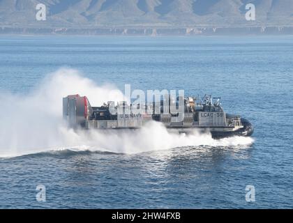 PAZIFIK (März 1, 2022) Ein Landungsschiff, Luftkissen an der Assault Craft Unit (ACU) 5 befestigt, führt amphibische Operationen mit dem amphibischen Sturmschiff USS Essex (LHD 2) der Wasp-Klasse durch, 1. März 2022. Segler und Marineinfanteristen der Amphibious Ready Group (ARG) von Essex und der Marine Expeditionary Unit (MEU) von 11. führen Routineoperationen in der US-Flotte von 3. durch. (USA Navy Foto von Mass Communication Specialist 2. Klasse Wesley Richardson) Stockfoto