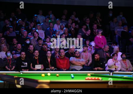Newport, Großbritannien. 03. März, 2022. Zuschauer. BetVictor Welsh Open Snooker 2022, Tag 4 im International Convention Center Wales, The Celtic Manor Resort, Newport on Donnerstag 3. March 2022. PIC by Andrew Orchard/Andrew Orchard Sports Photography/Alamy Live News Credit: Andrew Orchard Sports Photography/Alamy Live News Stockfoto