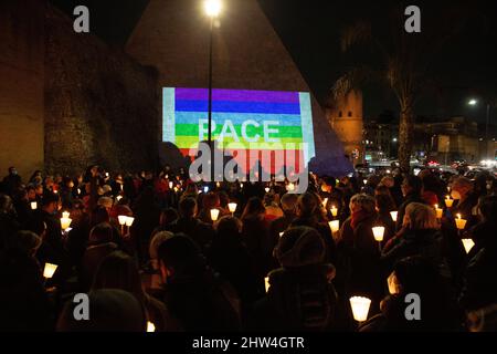 Rom, Italien. 03. März 2022. Fackelzug für den Frieden in der Ukraine, organisiert von der Gemeinde Rom 8. (Foto: Matteo Nardone/Pacific Press) Quelle: Pacific Press Media Production Corp./Alamy Live News Stockfoto