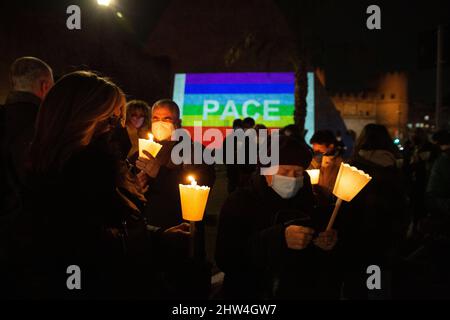 Rom, Italien. 03. März 2022. Fackelzug für den Frieden in der Ukraine, organisiert von der Gemeinde Rom 8. (Foto: Matteo Nardone/Pacific Press) Quelle: Pacific Press Media Production Corp./Alamy Live News Stockfoto