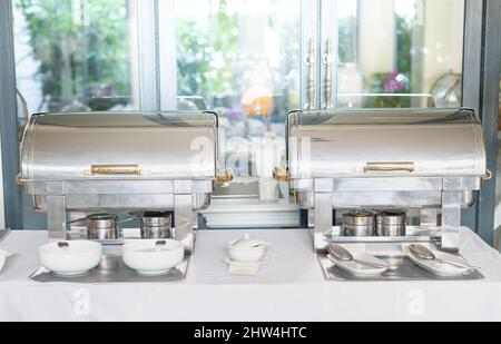 Buffettisch mit Row of Food Service Dampfbäder im Restauranthotel für Gäste, die im Hotel essen können. Stockfoto