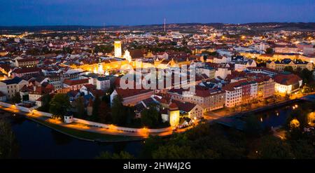 Nachtansicht von der Drohne auf der Ceske Budejovice. Stockfoto