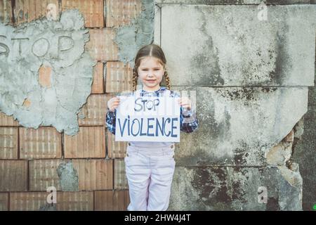 Kindermädchen mit einem Plakat mit schriftlicher BEENDIGUNG DER GEWALT zur Unterstützung des Friedens. Konzept des 'No war' in der Ukraine und in der Welt. Russischer Konflikt in der Unterstützung Stockfoto