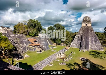 Tempel I erhebt sich über dem Großen Platz im Tikal Nationalpark, Petén, Guatemala Stockfoto