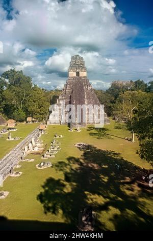 Tempel I erhebt sich über dem Großen Platz im Tikal Nationalpark, Petén, Guatemala Stockfoto