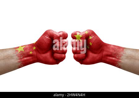 Zwei Hände schlagen sich gegenseitig auf weißem Hintergrund zu. Länderflaggen bemalten Fäuste, Konfliktkrisenkonzept zwischen china und china Stockfoto