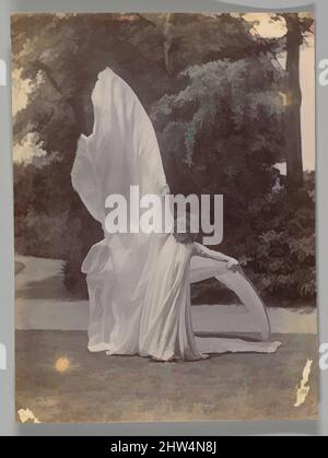 Kunst inspiriert von Loie Fuller Dancing, ca. 1900, Silbergelatine-Druck, Bild: 5 15/16 × 4 3/8 Zoll (15,1 × 11,1 cm), Fotografien, Samuel Joshua Beckett (British, Shadwell, Stepney London 1870–1940 Bournemouth, Klassische Werke, die von Artotop mit einem Schuss Moderne modernisiert wurden. Formen, Farbe und Wert, auffällige visuelle Wirkung auf Kunst. Emotionen durch Freiheit von Kunstwerken auf zeitgemäße Weise. Eine zeitlose Botschaft, die eine wild kreative neue Richtung verfolgt. Künstler, die sich dem digitalen Medium zuwenden und die Artotop NFT erschaffen Stockfoto